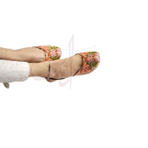 Approvisionnement direct usine – Nouveau style de Khussa pour femme, haute qualité, tendance mode, antidérapant, imprimé, dessus en soie brute, personnalisable, en stock - Product Image 2