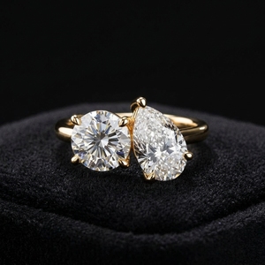 Anillo de compromiso Toi Et Moi de oro amarillo de 18 quilates con dos diamantes de corte redondo y corte pera, dos diamantes cultivados en laboratorio. - Product Image 4
