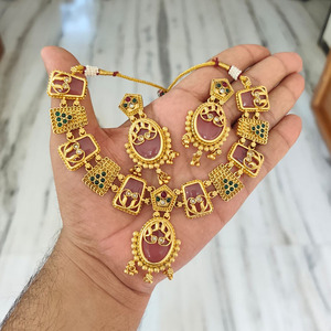 Ensemble de bijoux ethniques plaqués or JeweleMarket avec collier et boucles d'oreilles en cristal et strass |   Vêtements de mariage et de soirée pour femmes - Product Image 1