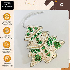 Adornos festivos colgantes en forma de árbol de Navidad, hechos a mano con tela de satén bordada, acolchados/con cuentas, de 11 cm de largo, a un precio mínimo. - Product Image 5