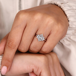 Anillo de compromiso con diamante cultivado en laboratorio de 1.27 quilates, corte hexagonal con engaste catedral, joyería de anillo de eternidad en vermeil de 14k - Product Image 3