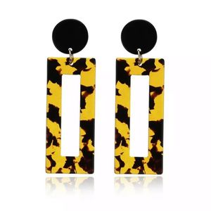 Boucles d'oreilles à clip en résine faites à la main par des artisans pour femmes, bijoux de fête tendance et colorés, design classique - Product Image 4