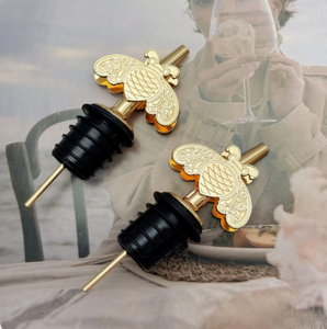 Verseur à vin en forme d'abeille à double couche, personnalisé en usine, en alliage de zinc fabriqué par moulage sous pression et gravure fine en relief. - Product Image 5