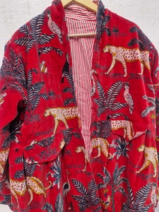 Kimono pour femme en tissu imprimé vert clair fantaisie, motif animaux sauvages et fleurs, broderie artisanale, boutons en cristal, garniture en fourrure à pompons - Product Image 5