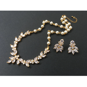 Juego de Joyería Nupcial Dorada - Collar de Circonita Cúbica y Pendientes de Perlas, Juego de Joyería de Plata de Ley Chapada en Platino con Diseño Floral Vintage - Product Image 1