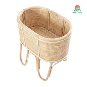 Esta cuna para bebé está hecha de ratán natural. La cuna de ratán Nhat Minh presenta un diseño rústico; sirve como decoración fotográfica. - Product Image 2