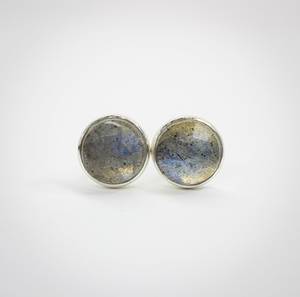 Boucles d'oreilles clous en labradorite, argent sterling, cabochons 6 mm, bijoux minimalistes pour femmes, faits à la main, fournisseur en gros - Product Image 3