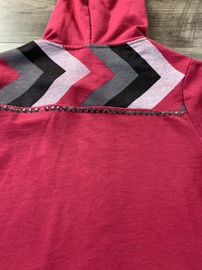 Sudadera con remaches de fábrica, proveedor OEM, sudadera estilo urbano con detalles de remaches metálicos, tela duradera, pedidos al por mayor para marcas de moda - Product Image 5