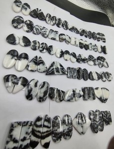 พลอยแจสเปอร์ลายม้าลายสีดำคู่  แบบคาโบชองธรรมชาติ  สำหรับทำต่างหู - Product Image 3