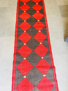 Tapis de couloir en laine et jute tissé à la main, rouge, noir, charbon, motif géométrique losanges, style bohème, kilim tribal, sur mesure - Product Image 3