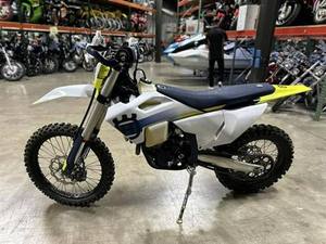 Husqvarna FE 350w 2024, nouvelle moto tout-terrain de pointe - Product Image 2
