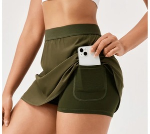 Jupe de sport asymétrique vert olive pour femme avec poche, taille élastique, style mini-short respirant pour l'entraînement et la course à pied - Product Image 1