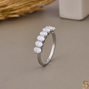 Anillo de Boda Ovalado de Moissanita, Anillo de Media Eternidad, Anillo de Moissanita con 7 Piedras, Anillo de Boda Minimalista, Anillo de Aniversario - Product Image 2