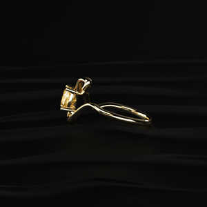 Bague de fiançailles de luxe en or massif et platine, sertie d'un moissanite jaune taille coussin de 2,15 carats, forme fluide, bijoux fins faits à la main - Product Image 4