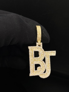 Pendentif personnalisé pour homme en alliage plaqué or, style hip-hop, avec diamants CZ effet givré - Product Image 4