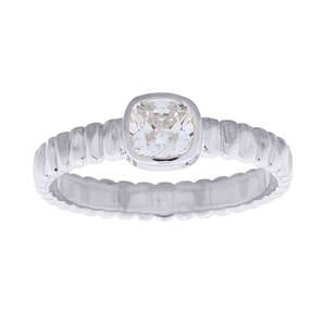 Bague en argent avec zircon cubique étincelant et texture - Product Image 2