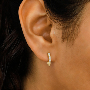 Pendientes de Aro con Flecha de Oro Blanco y Diamantes Cultivados en Laboratorio - Product Image 2