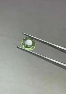 ไพลินสีเขียวธรรมชาติทรงกลมเจียระไนแบบบริลเลียนท์  ไพลินสีเขียวจากเหมืองเชลอน ไม่ผ่านการอบความร้อน ขนาด 6.50 มม. - Product Image 3