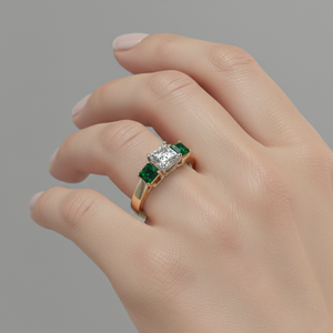 Anillo de Compromiso de Lujo Stonewels con Tres Piedras de Diamante Corte Princesa y Piedras Laterales de Esmeralda, Certificado en Oro - Product Image 2