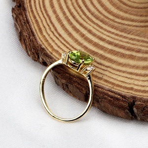แหวนเงินแท้ 925 ชุบทองคำขาวประดับเพอริดอตทรงรีธรรมชาติและเพชร CZ จาก Memoria Jewels ขายส่ง - Product Image 2