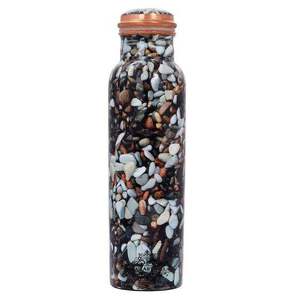 Bouteille d'eau en cuivre pur avec revêtement en galets de rivière foncés, capacité 1L, motif mosaïque de roche naturelle décorative, vente en gros - Product Image 1
