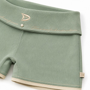 Shorts Deportivos de Lona para Mujer, Cintura Baja, Color Verde Sólido, Transpirables, Ecológicos, con Cierre de Cordón y Detalle de Botón de Perla, en Spandex/Algodón - Product Image 4