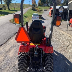 Tractor Moderno Massey Ferguson GC1725M con Aplicaciones Versátiles para Mantenimiento de Jardines, Pequeñas Granjas y Trabajos al Aire Libre - Product Image 2