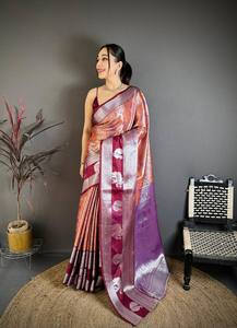 Sari en soie Kanjivaram tissé à la main avec bordure contrastée de designer et pallu en zari argenté - Product Image 3
