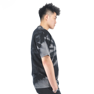 เสื้อยืดคอกลมแขนสั้นลายทางผู้ชาย ทรงปกติ น้ำหนัก 230 กรัม ผ้าฝ้าย 100% สวมใส่สบาย ผ้าถัก ลายสีแดง ขาว เทา - Product Image 4
