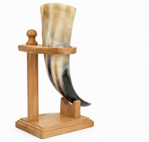 Corne à boire viking artisanale avec support en bois massif, corne de buffle naturelle, coupe médiévale pour hydromel, vaisselle de bar rustique - Product Image 2