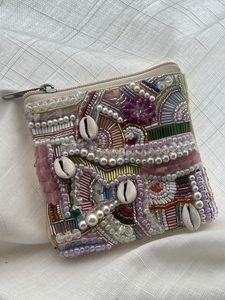 Monedero artístico con cuentas y bordados finos, con detalles de superficie hechos a mano. - Product Image 1