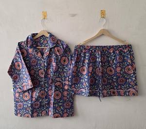 Conjunto de Pijama Elegante de Algodón Tejido con Estampado Artesanal, Traje de Dormir Floral Azul Jaipuri para Mujer, Ropa de Estar Sostenible - Product Image 1