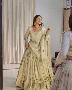 Lehenga Choli de Seda Beige con Dupatta, Bordado Floral, Largo hasta el Suelo, Traje Indio para Bodas y Fiestas - Product Image 4
