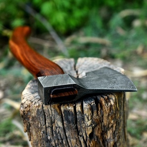 A&M ENTERPRISES Hacha de acero de Damasco hecha a mano con mango curvo de palisandro y funda de cuero grabada con presilla para cinturón - Product Image 3