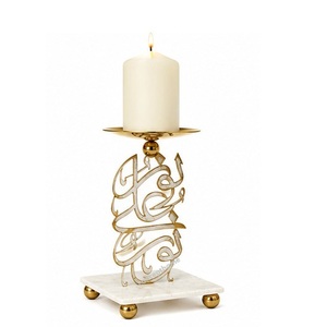 Support à bougie en laiton avec design de calligraphie arabe sur base en marbre pour la décoration de la maison - Product Image 1