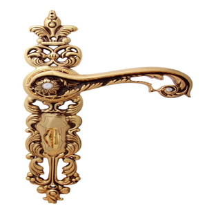 Manija de palanca de latón inspirada en el estilo Art Nouveau con líneas fluidas y orgánicas y patrones de malla. Disponible a precios de mayorista. - Product Image 3