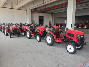 Tractor Agrícola Multifuncional EURO V de 25 CV con Tracción en las 4 Ruedas, con CE COC, Toma de Fuerza Trasera, Salida Hidráulica, Enlace de 3 Puntos, ROPS - Product Image 6