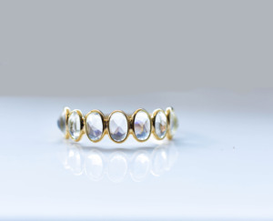 Hermoso Anillo de Oro Amarillo de 14K con Incrustaciones de Piedras de Luna Arcoíris Naturales en Forma Ovalada - Product Image 5