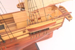 Modèle de bateau à voile en bois peint à la main ROCKINGHAM - Origine Vietnam - Décoration d'intérieur - Product Image 4