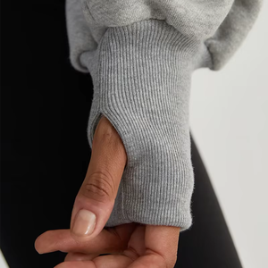 Ensemble de survêtement pour femme en molleton épais respirant avec pantalon de sport à taille élastique et trous pour les pouces, et pull de sport à taille cintrée - Product Image 6