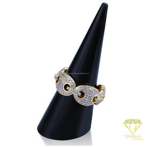 Anillo ancho de plata de ley 925 con diamante cultivado en laboratorio y tono dorado para minoristas de joyería hip hop. - Product Image 4