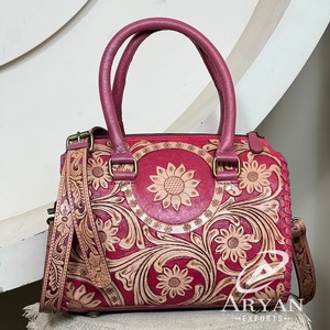Bolsos de Cuero con Diseño Floral Rosa Hecho a Mano, Bolsos Cruzados Unisex Elegantes de Tamaño Mediano, Bolsos de Viaje y Fin de Semana - Product Image 1