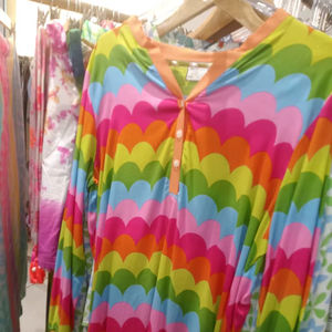 Camisa de Satén con Estampado de Estrellas Coloridas, Estilo Moderno, Multicolor, Cuello Camisero, Brillante, para Fiestas de Verano, con Ribete en Contraste, Informal - Product Image 1