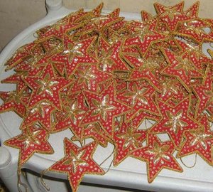 Dans les meilleurs designs avec des ornements de Noël indiens Commande de cadeaux unique et personnelle faite en tissu Zari Crown Shape Golden Colored - Product Image 3