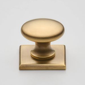 Base para tartas de alambre metálico refinado, diseñada para enriquecer la presentación de postres con una calidad duradera para eventos de hostelería y festivos. - Product Image 4