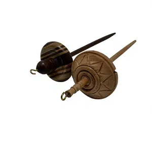 Herramientas de hilado artesanales de madera con espirales decorativas para la fabricación de hilo. - Product Image 1