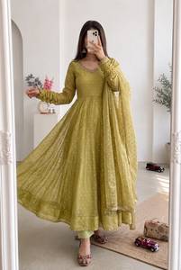 Robe en soie Moss Butti avec perles et miroirs véritablement faits à la main, avec bas et dupatta, entièrement cousue, prête à porter. - Product Image 2