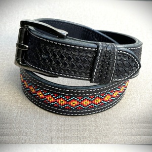 Ceinture Western en cuir façonnée à la main avec motif aztèque diamanté, perles turquoise et boucle en alliage de style vintage - Product Image 4
