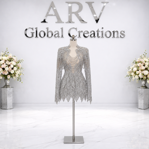 Robe moulante courte en perles argentées de luxe |   Robe de cocktail de créateur à col en V profond et manches longues |   Vêtements pour femmes ornés de cristaux - Product Image 1