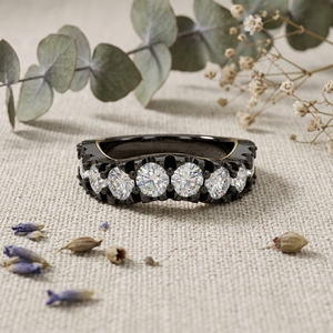 Bague d'anniversaire demi-éternité empilable en or jaune 14K avec 5 diamants de laboratoire et sertissage en rhodium noir - Product Image 5